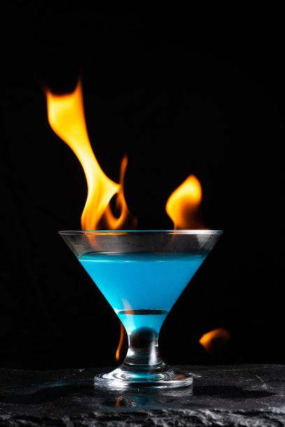 蓝色酒精饮料和火图片下载