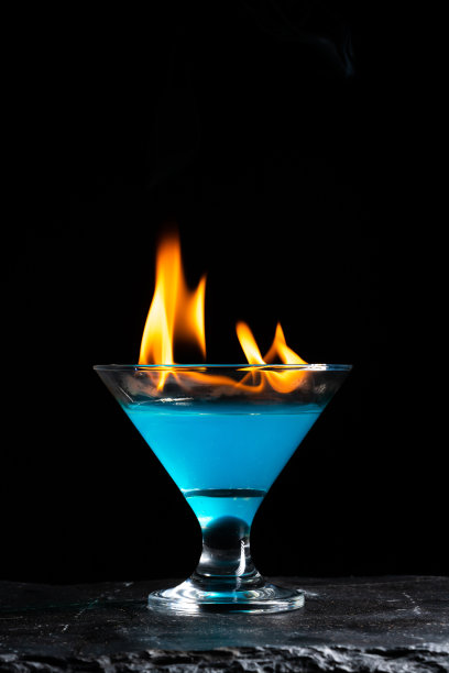 蓝色酒精饮料和火图片下载