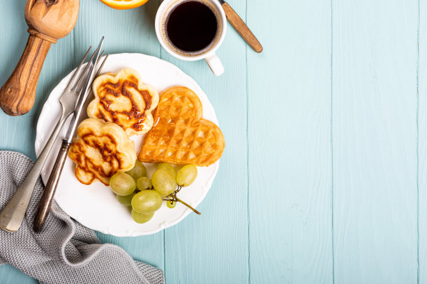 健康早餐，新鲜的热华夫饼心，煎饼花图片下载