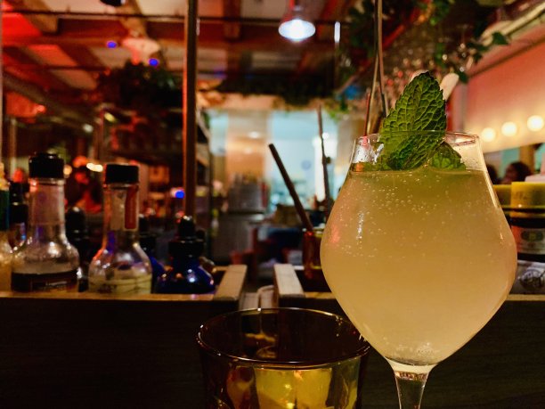 特写的橙色气泡鸡尾酒在酒吧库存照片图片下载