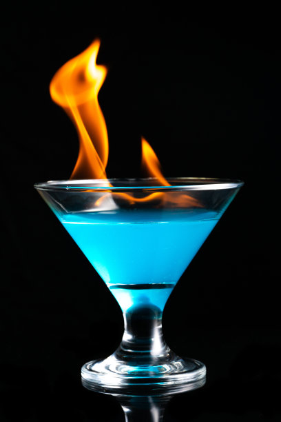 蓝色酒精饮料和火图片下载