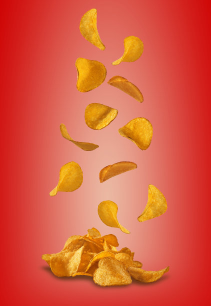 薯片落在红色背景下，有文字或图像的复制空间。脆,可口的芯片。广告。特写镜头图片下载