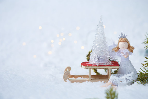 圣诞节的背景。娃娃天使，雪橇玩具，杉木心在雪与散科Copyspace图片下载
