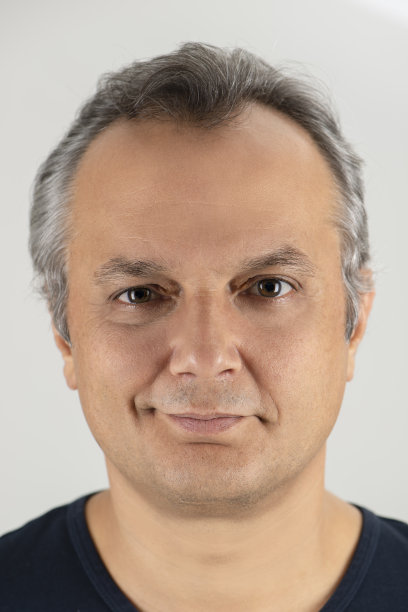 微笑的男人图片下载