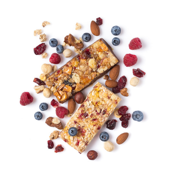 格兰诺拉麦片能量棒与新鲜的覆盆子，蓝莓和混合坚果图片下载