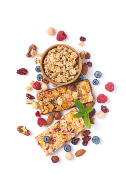 格兰诺拉麦片能量棒与新鲜的覆盆子，蓝莓和混合坚果图片下载