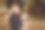 美丽的金发女人，在夜城的车灯下。图片下载
