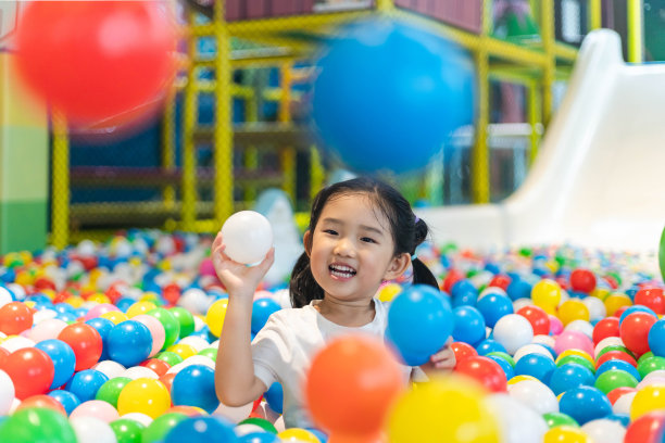 球池里的可爱女孩图片下载