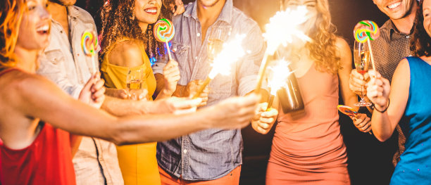 快乐的朋友庆祝新年前夜在迪斯科俱乐部跳舞和喝香槟-年轻人有乐趣在晚上的派对-假日概念-关注女孩的嘴与黄色连衣裙图片下载