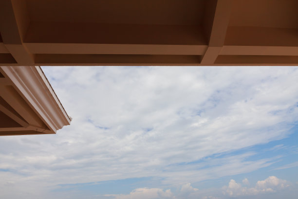 建筑物的外部覆盖物。天空和云。甲板的边缘。图片下载