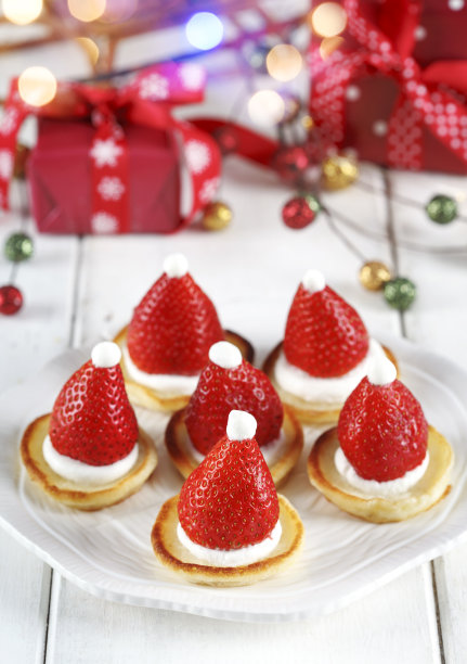 圣诞老人煎饼配生奶油和草莓，圣诞美食创意图片下载