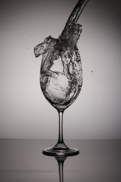 灯光背景下的广告玻璃和饮料。香槟杯，加冰块的葡萄酒杯图片下载