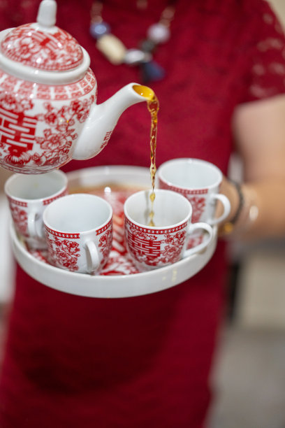亚洲女性在中国传统茶道上倒茶图片下载