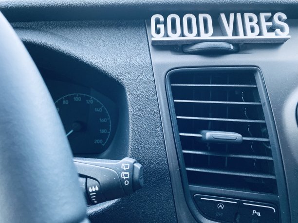 良好的震动文本在汽车仪表盘图片下载