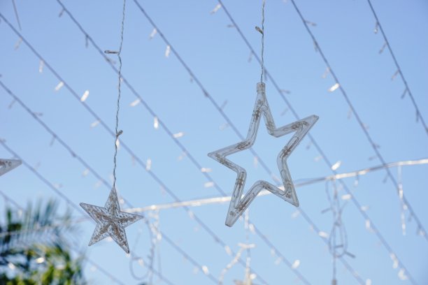 圣诞灯和电线挂着图片下载