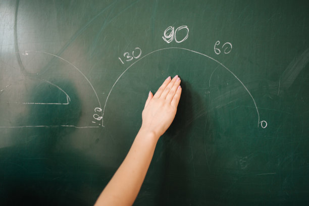 女老师的手在黑板上展示了一些东西图片下载