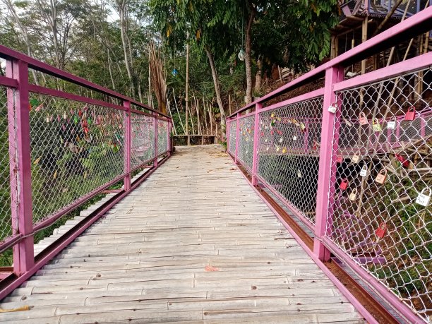 这座桥是用竹子做的。图片下载