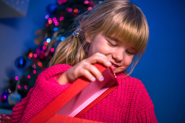 小女孩拿着礼物图片下载