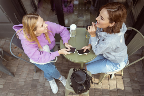 顶视图照片的可爱女孩，正在咖啡馆图片下载