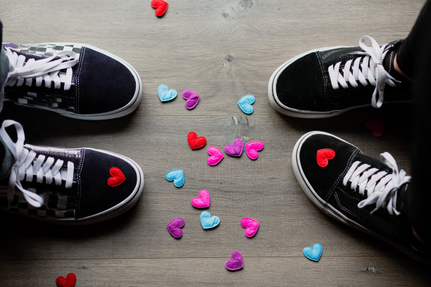 两个人的鞋子面对着对方，小小的心在地板上图片下载