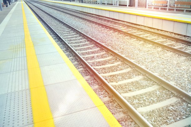 阳光下的站台和铁轨碎片。图片下载