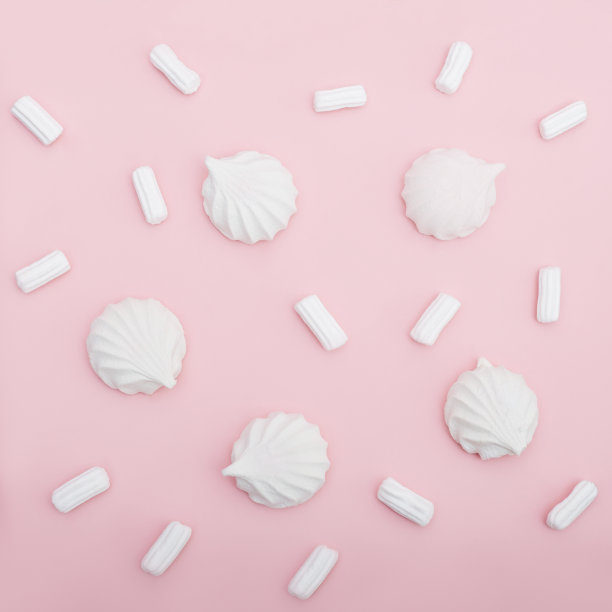 粉红色的桌子上放着棉花糖。糖果顶视图。饮食和有害的蛋糕在纸的背景图片下载
