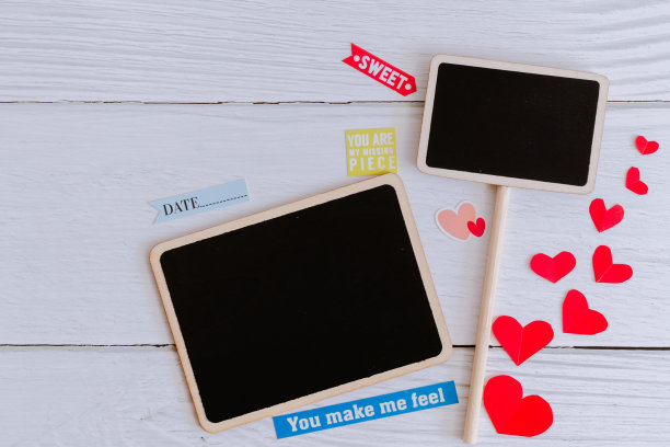 平铺黑色素色木标签装饰与贴纸在白色木制背景。简单和最小的复古风格的框架，图片和信息。为文本复制空间。爱摄影的概念。图片下载