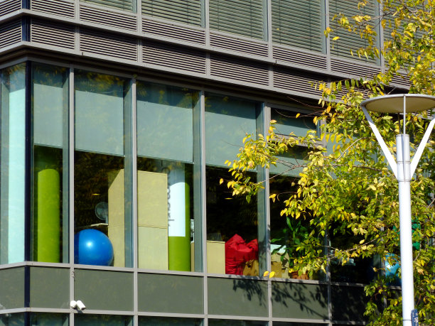 现代办公建筑的角落细节，玻璃幕墙图片下载