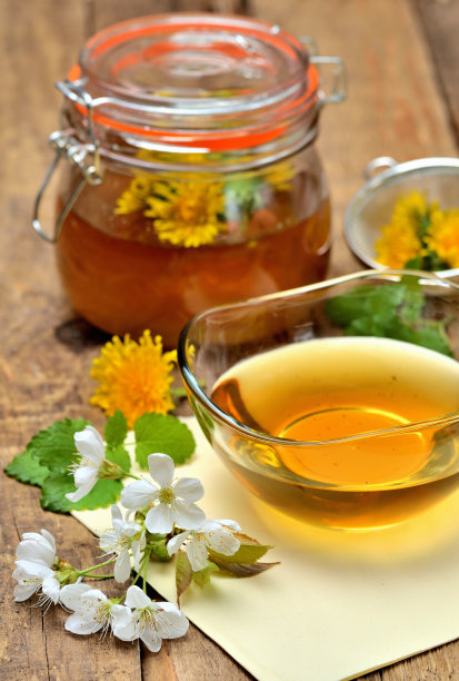 近景蒲公英蜂蜜，春天的花，蒲公英头周围，满罐在背景-垂直照片图片下载