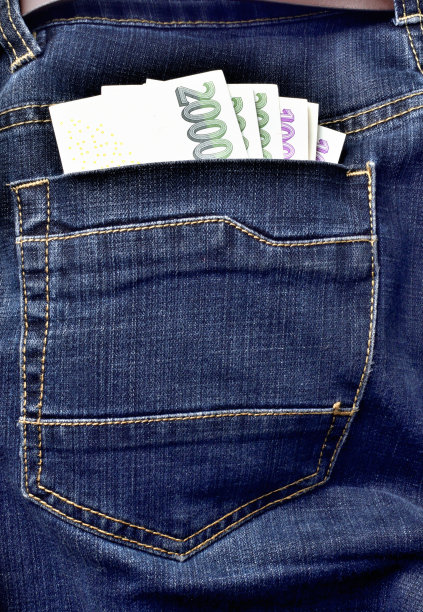 捷克钞票在牛仔裤后口袋里配上腰带，千、两千捷克克朗-竖照图片下载