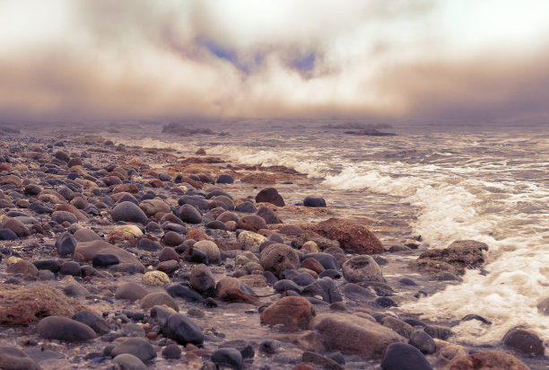 大西洋上的石头。傍晚的岩石海岸。图片下载