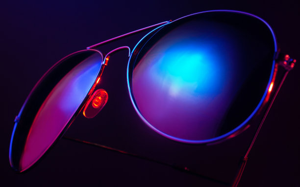 红色和蓝色的高光太阳镜。图片下载