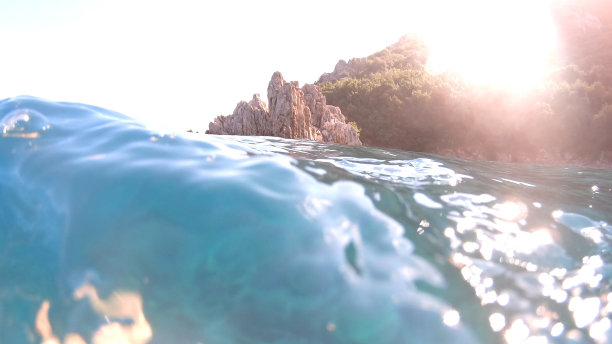从海水到海岸线的角度图片下载