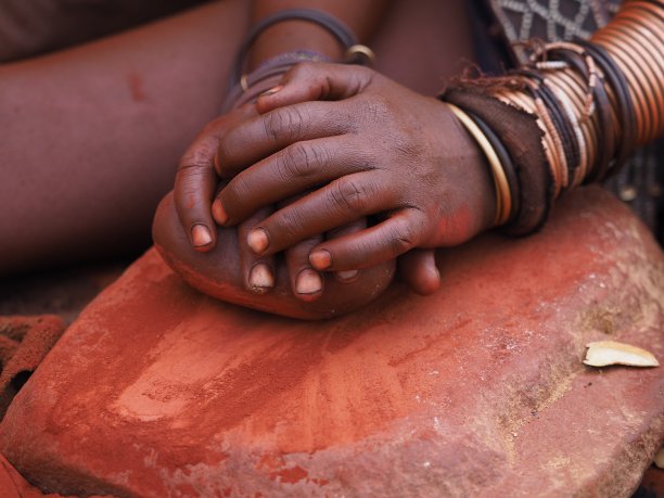 纳米比亚妇女在做粘土时用手图片下载