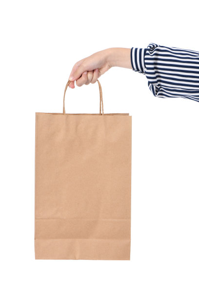 孩子手拿纸袋，购物袋孤立白色图片下载