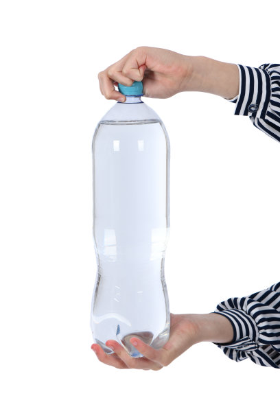 手里拿着一瓶矿泉水。图片下载