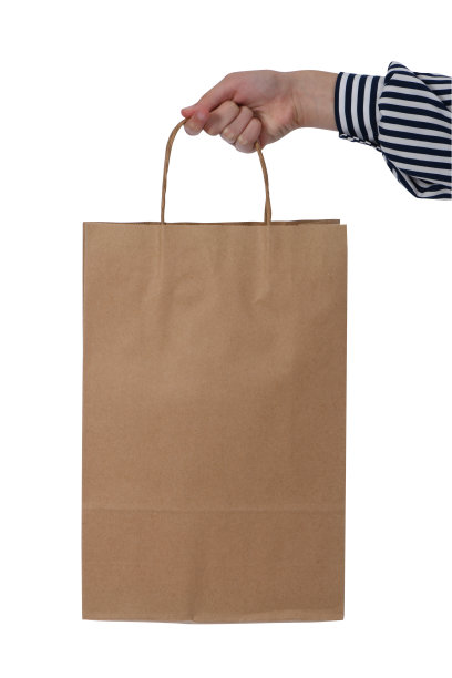 孩子手拿纸袋，购物袋孤立白色图片下载