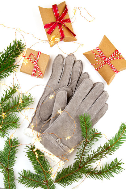 Top view over圣诞作文与礼物，圣诞树，和温暖的冬天手套。图片下载