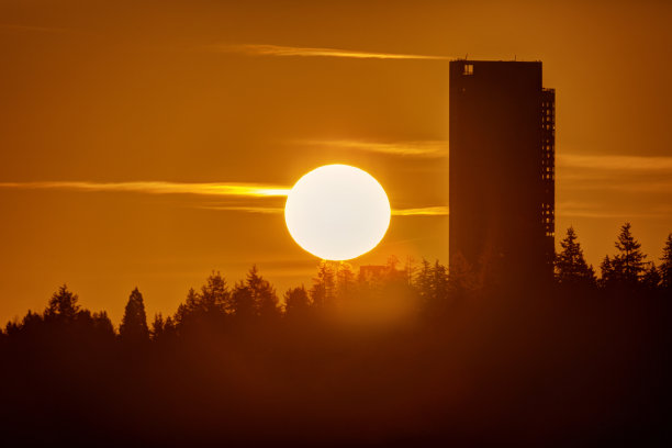 日出公寓大楼，加拿大不列颠哥伦比亚省图片下载