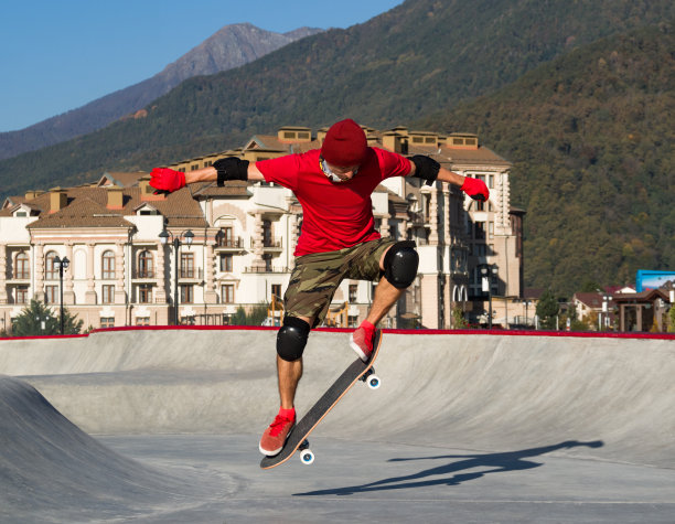 男子在滑板上跳跃奥利把戏图片下载