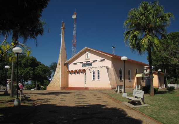 Pongaí的主要教堂和广场图片下载