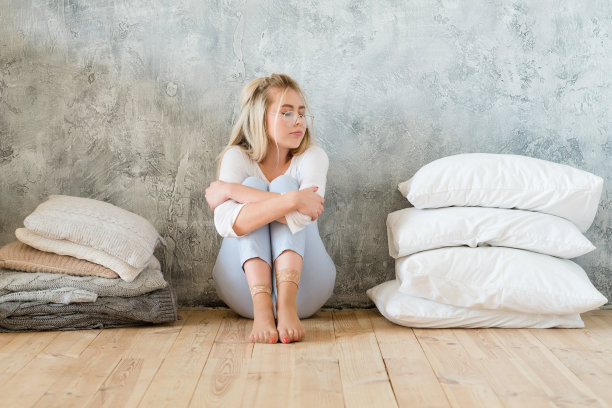 寒冷的季节家里舒适的夫人毯子枕头图片下载