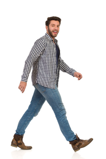 穿着牛仔裤、靴子和伐木工人衬衫的快乐男人正在走路和说话。侧视图。图片下载