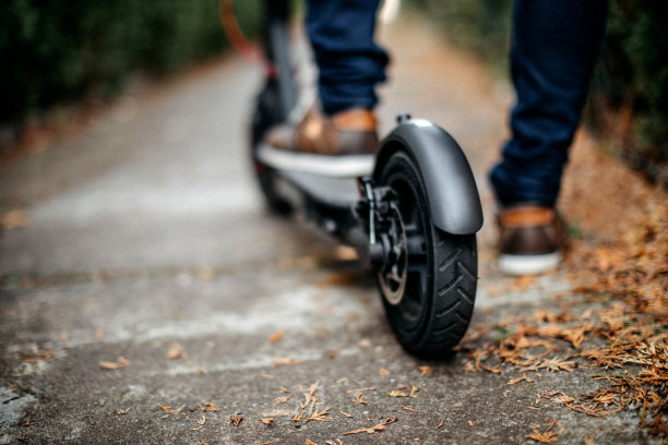 电动踏板车推素材图片