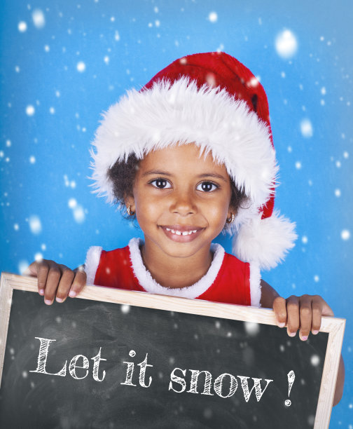 戴着圣诞帽的可爱非裔美国小女孩图片下载