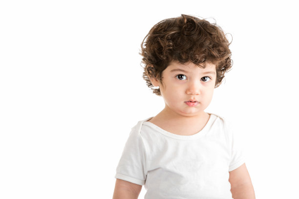 白色背景上的混血幼儿肖像图片下载