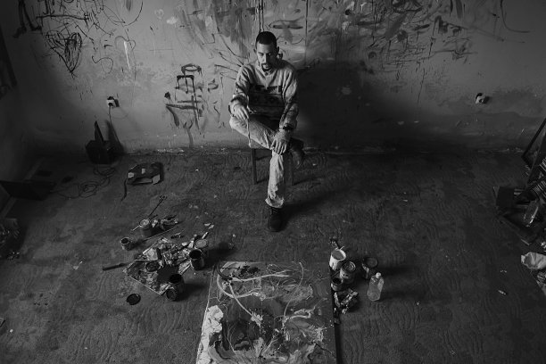 黑白照片和艺术家在他的工作室。图片下载