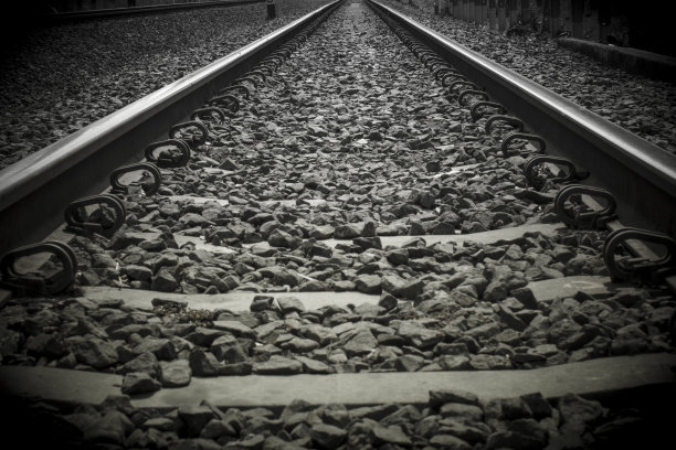 特写火车轨道在一个黑白图片图片下载