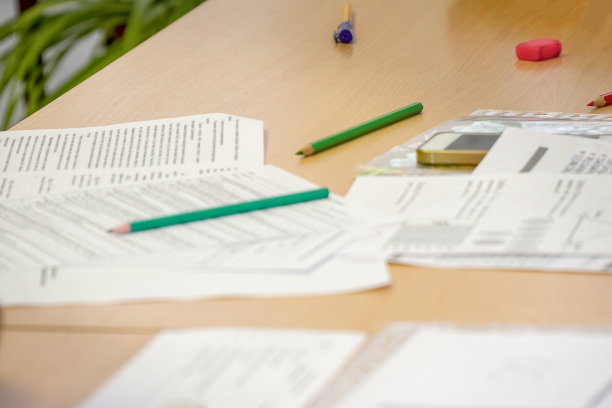 商务文件，电话和笔放在办公桌上。办公室工作场所图片下载