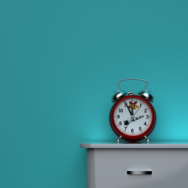 圣诞节的时候。放在床头柜上的闹钟图片下载